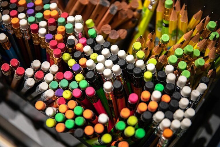 Jak skutecznie organizować dziecięce prace plastyczne – praktyczne porady